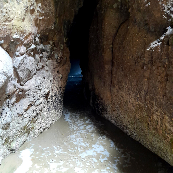 Crevasse becomes cave to connect beach and sea